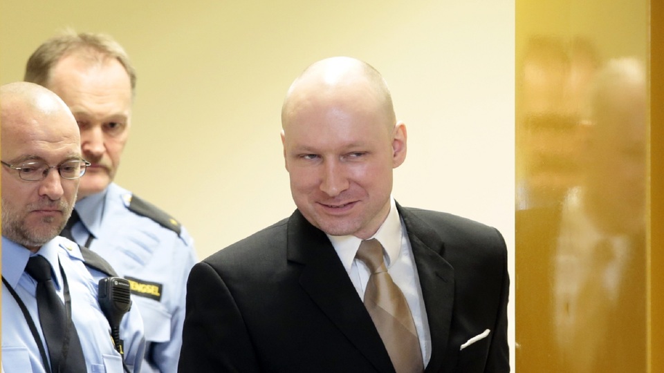 Breivik si stěžuje na izolaci a žádá podmínečné propuštění.
