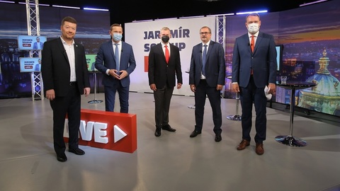 Moderátor pořadu Jaromír Soukup se svými hosty.