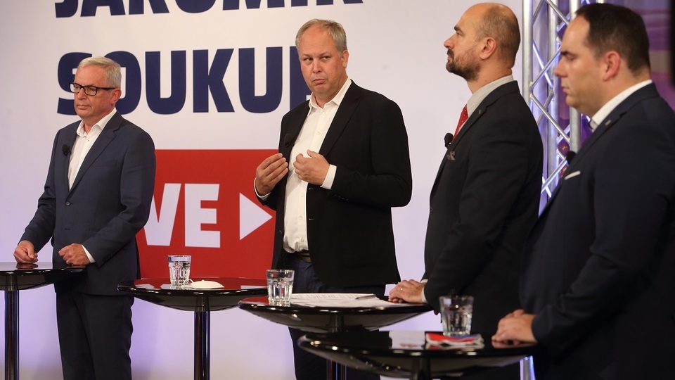 Moderátor pořadu Jaromír Soukup se svými hosty.