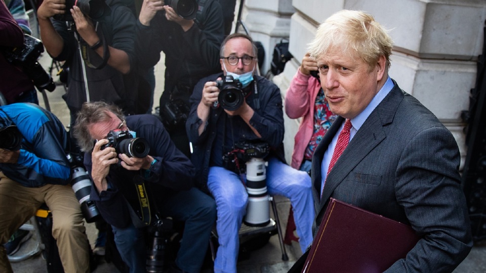 Britský premiér oznámí přísnější opatření proti šíření koronaviru.