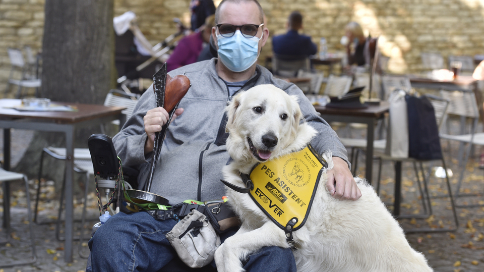 Asistenční pes Dan se svým pánem.