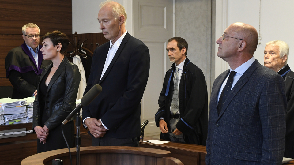 Obžalovaní Eva Benešová, Jan Horák a Petr Chmelík před soudem.