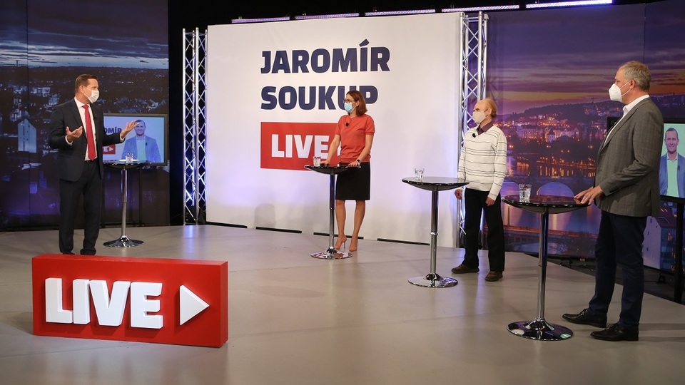 Moderátor pořadu Jaromír Soukup se svými hosty.