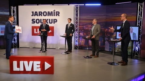 Moderátor pořadu Jaromír Soukup se svými hosty.