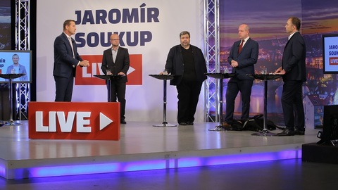 Moderátor pořadu Jaromír Soukup se svými hosty.