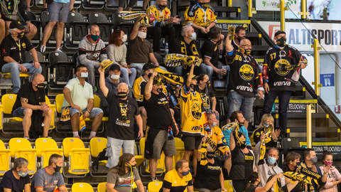 Fanoušci Vervy s rouškami.