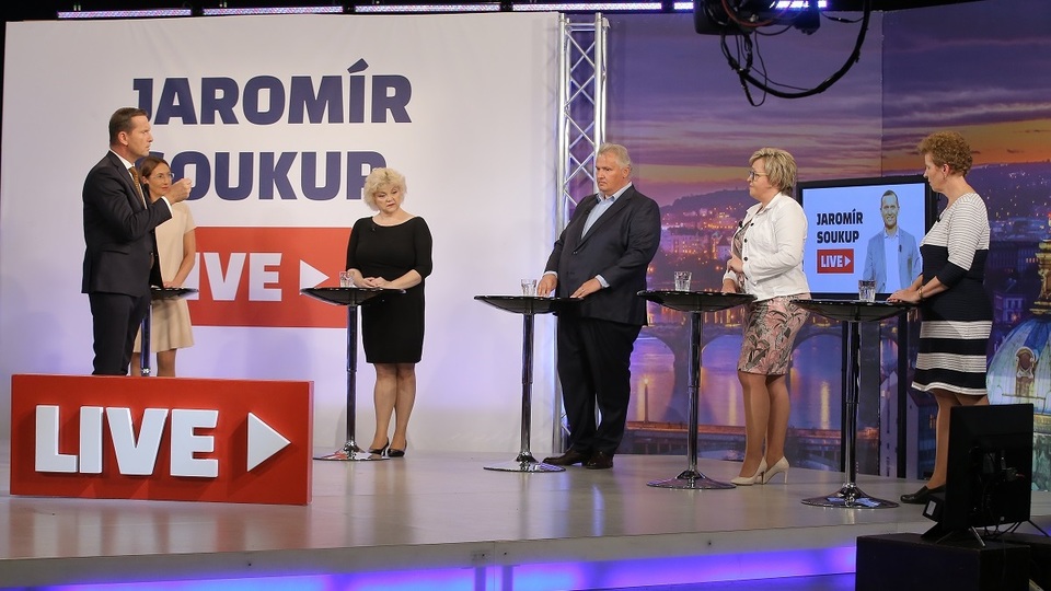 Moderátor pořadu Jaromír Soukup se svými hosty.