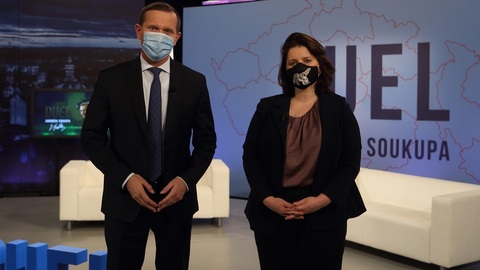 Moderátor pořadu Jaromír Soukup a ministryně práce a sociálních věcí Jana Maláčová.