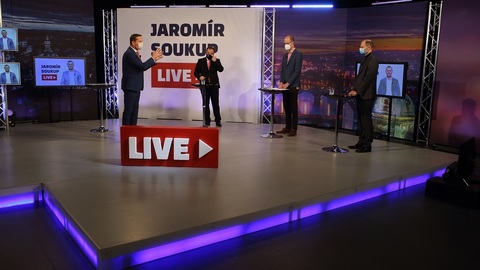 Moderátor pořadu Jaromír Soukup se svými hosty.