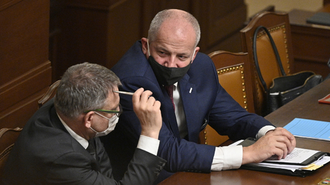 Ministr zdravotnictví Roman Prymula v debatě s ministrem kultury Lubomírem Zaorálkem.
