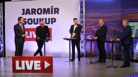 Moderátor pořadu Jaromír Soukup se svými hosty.