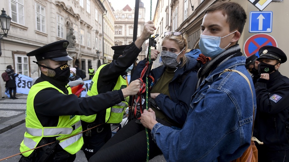 Aktivisté zablokovali ulici u Sněmovny, žádají jednání o klimatu.