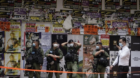 Policie v Hongkongu zatýkala, nespokojenci skandovali prodemokratická hesla.