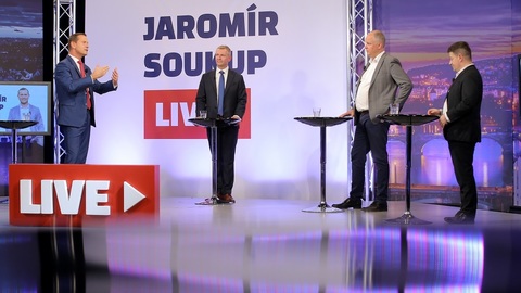 Moderátor pořadu Jaromír Soukup se svými hosty.