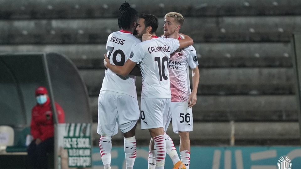 Slavící hráči AC Milánu.