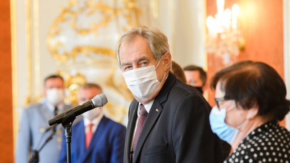 Prezident Miloš Zeman podepsal zákon zkracující dobu výstavby dálnic a železnic.