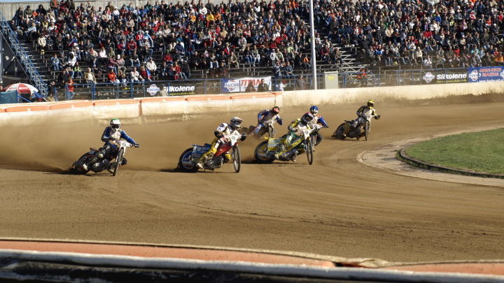 Závody na ploché dráze.