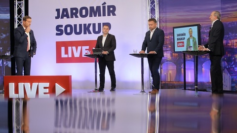 Moderátor pořadu Jaromír Soukup se svými hosty.