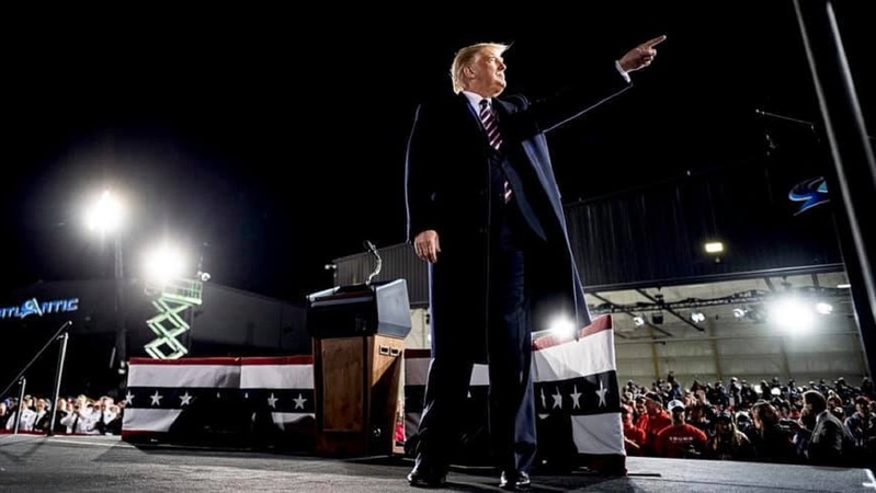 Trump opustil nemocnici a je zpátky v Bílém domě.