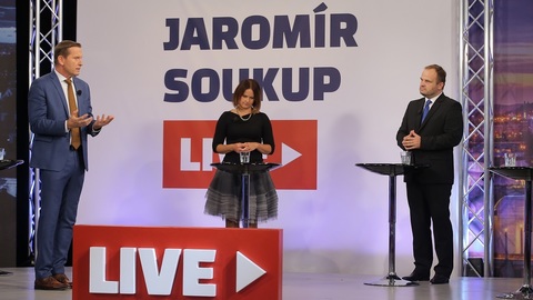 Moderátor pořadu Jaromír Soukup se svými hosty.