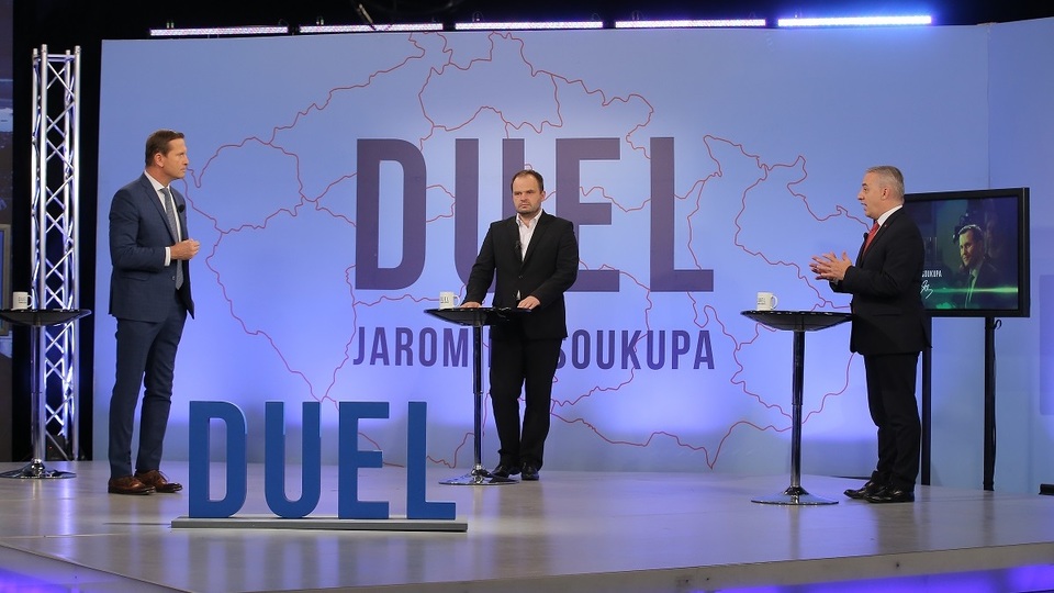 Moderátor pořadu Jaromír Soukup se svými hosty.