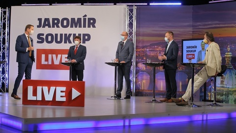 Moderátor pořadu Jaromír Soukup se svými hosty.