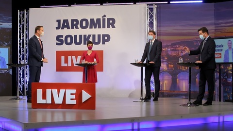 Moderátor pořadu Jaromír Soukup se svými hosty.