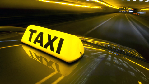 Taxislužby, které stále jezdí, pociťují velký ekonomický propad. 