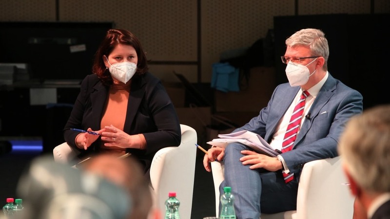 Ministryně práce a sociálních věcí Jana Maláčová (ČSSD), spolu s ministrem průmyslu a obchodu Karlem Havlíčkem (ANO).