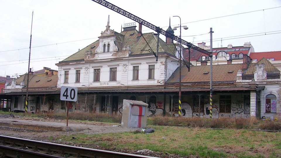 Nevyužívaná secesní budova je v dezolátním stavu.