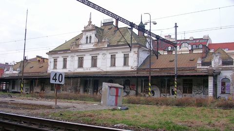 Nevyužívaná secesní budova je v dezolátním stavu.