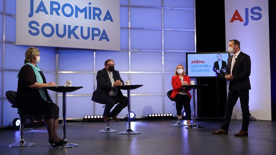 Moderátor pořadu Jaromír Soukup se svými hosty.