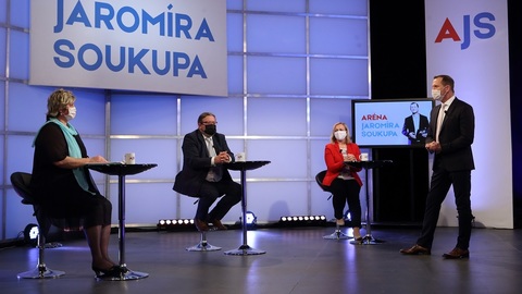 Moderátor pořadu Jaromír Soukup se svými hosty.