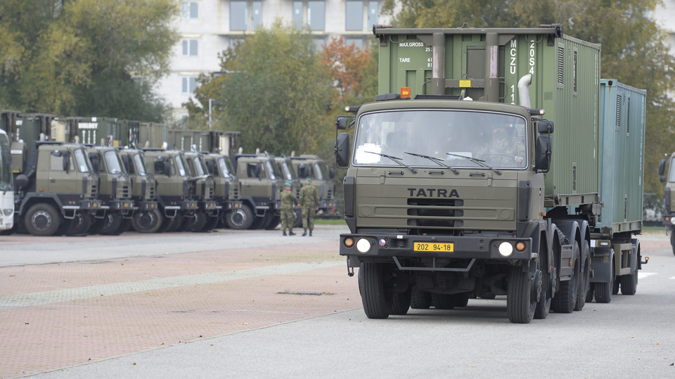 Armádní konvoj s materiálem pro výstavbu polní nemocnice.