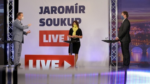 Moderátor pořadu Jaromír Soukup se svými hosty.