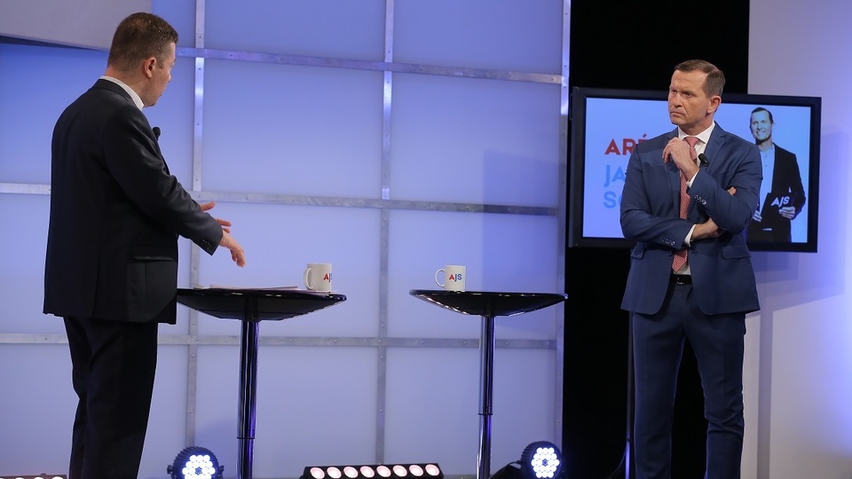 Moderátor pořadu Jaromír Soukup a předseda SPD Tomio Okamura.