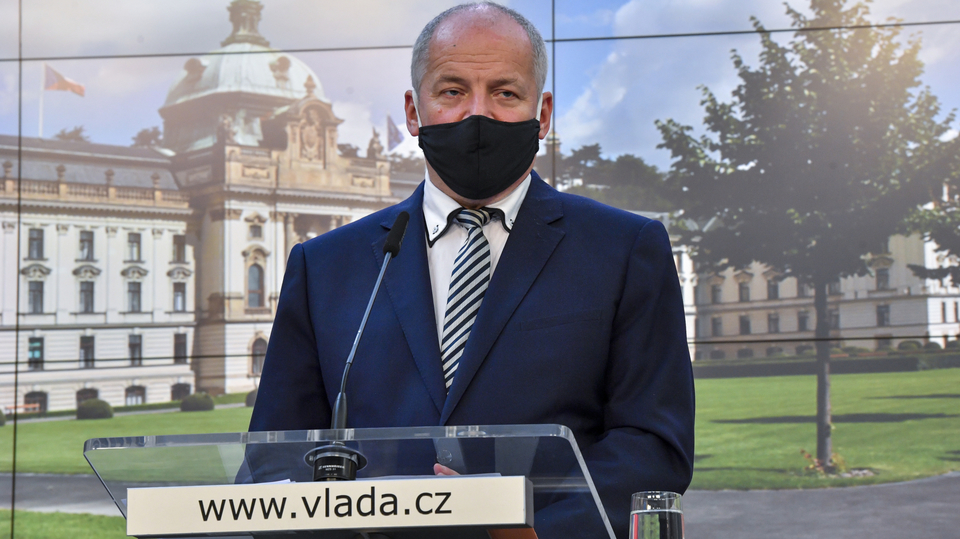 Odstupující ministr zdravotnictví Roman Prymula (za ANO).