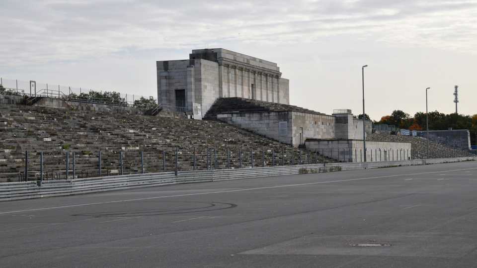 Monumentální tribuna v Norimberku.