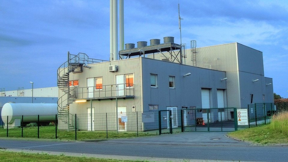 Elektrárna na biomasu.