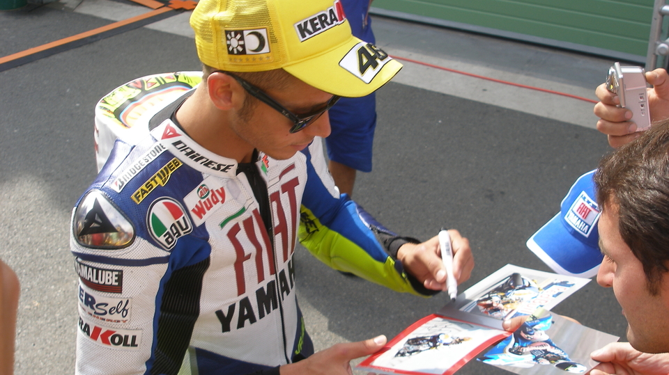 Na další podpis si bude muset legendární Valentino ještě asi chvilku počkat.