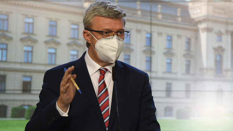 Ministr průmyslu a obchodu Karel Havlíček (za ANO).