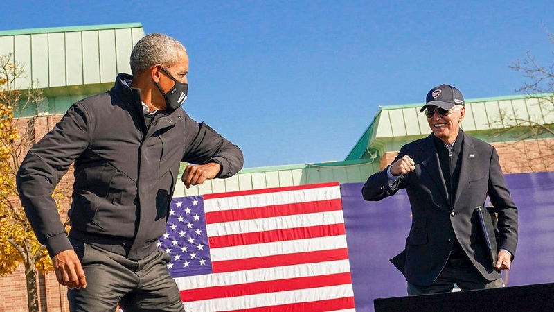 Bývalý prezident USA Obama s nastupující hlavou státu Bidenem.