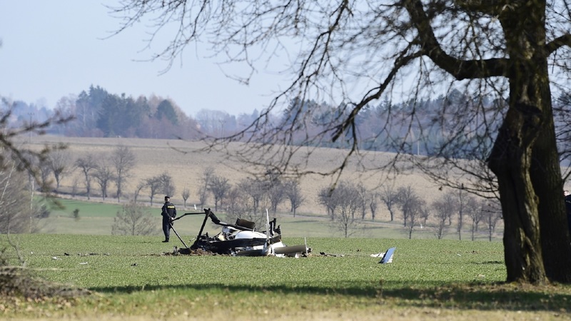 Policie odložila pád vrtulníku, při kterém zemřel žák a instruktor.