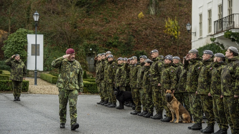 Mladí Češi armádě věří.