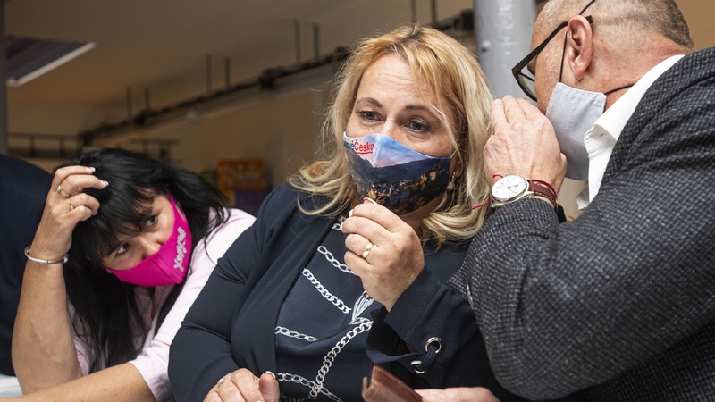 Ministryně Dostálová má stále pozitivní test na koronavirus.