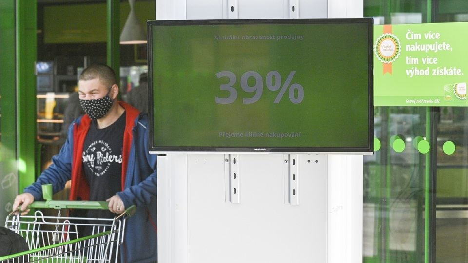 Prodejny musely počítat zákazníky. 