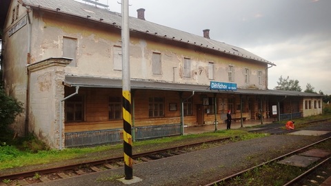 Chátrající nádražní budova v Dětřichově.