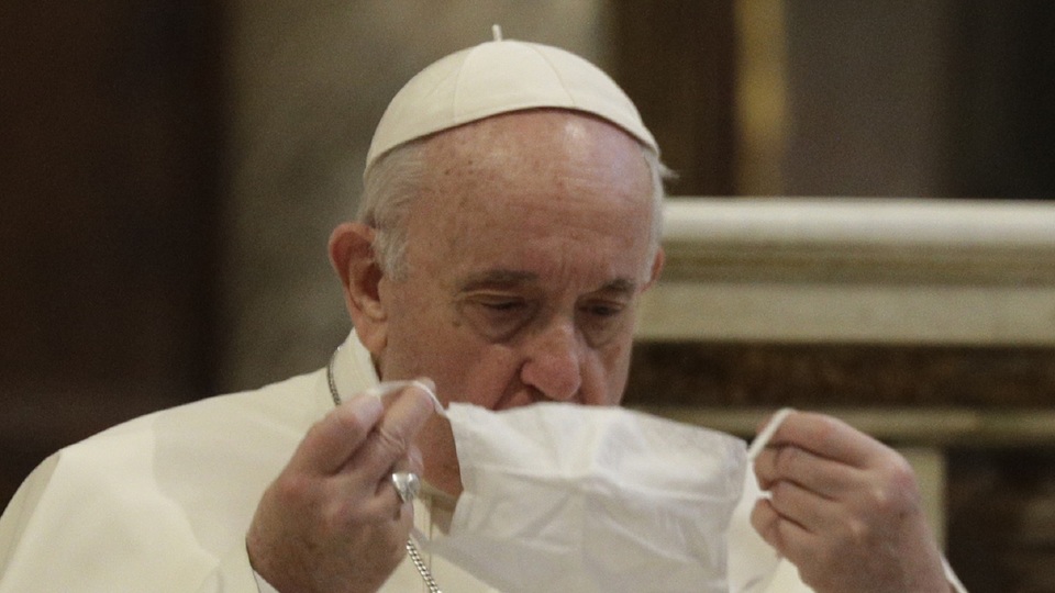 Svět musí zpomalit, míní papež František.
