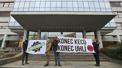 Aktivisté hnutí Greenpeace protestují před budovou ministerstva. 