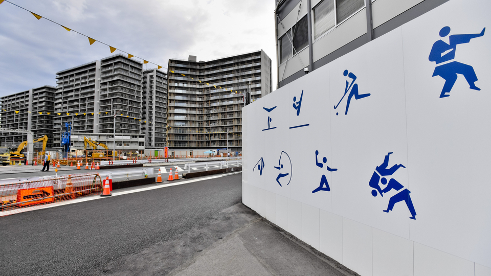 Výstavba olympijské vesnice v Tokiu.
